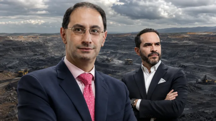José Manuel Restrepo y Abelardo De la Espriella frente a una mina de carbón