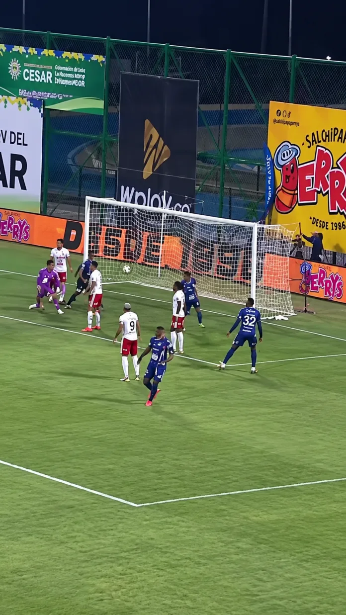 Ever Meza marca el gol de Alianza ante Junior en el estadio Armando Maestre de Valledupar