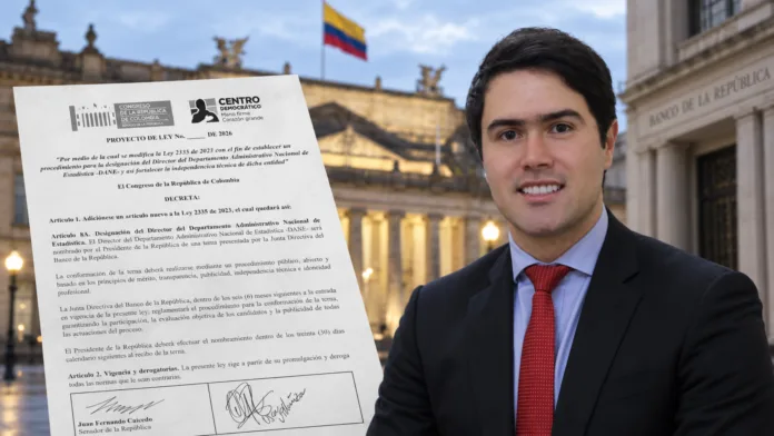 Juan Fernando Caicedo junto al proyecto de ley que propone cambiar la elección del director del DANE con participación del Banco de la República