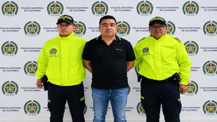 Hombre cercano a alias Pablito junto a agentes de la Policía