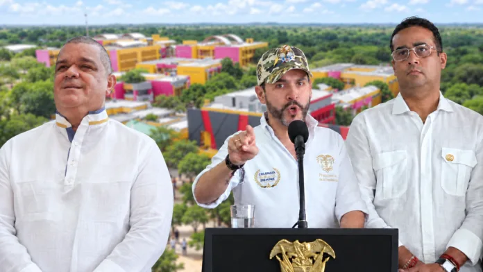 Carlos Arturo Robles, Abelardo De La Espriella y Jairo Aguilar frente a la Universidad de La Guajira
