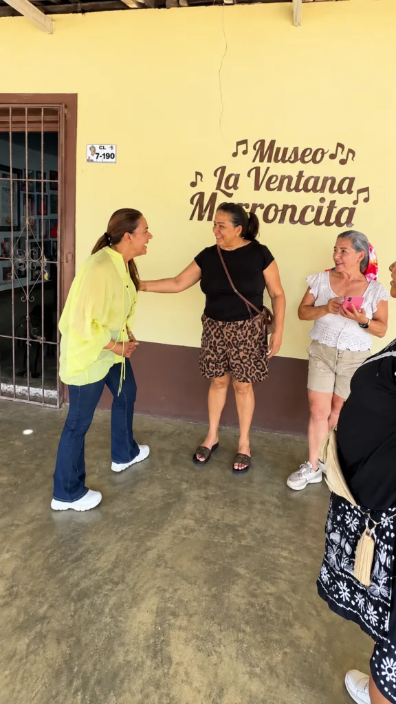 Patricia Acosta y Andreína García conversan frente al Museo La Ventana Marroncita en La Junta