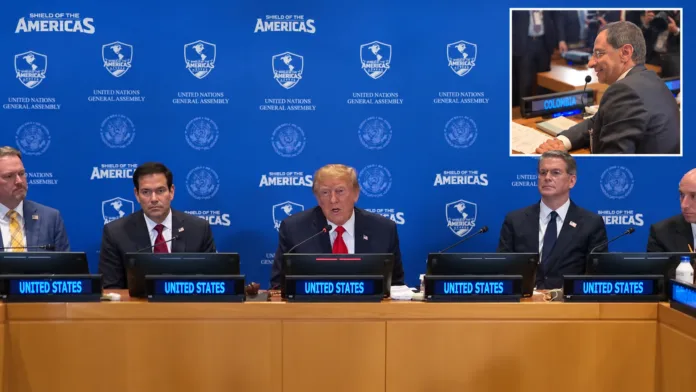 Trump habla en el Escudo de las Américas; en un recuadro aparece el vicepresidente José Manuel Restrepo.