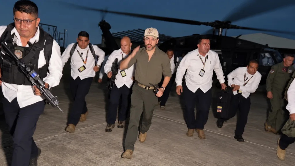 Abelardo De La Espriella camina junto a su equipo de seguridad tras llegar a Santa Marta