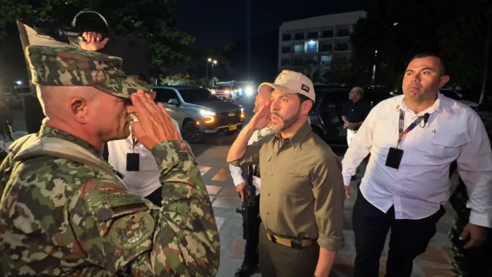 Abelardo De La Espriella saluda a un militar durante su recorrido por Santa Marta