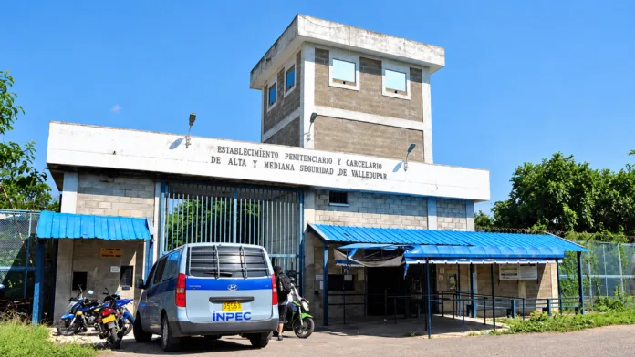Fachada de la cárcel de Valledupar y vehículo del Inpec, ante el anuncio de traslado de reclusos ligados a las ACSN.