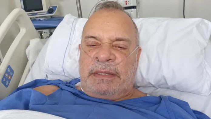 Padre de Abelardo De La Espriella en una cama hospitalaria durante su recuperación tras cirugía de corazón abierto.