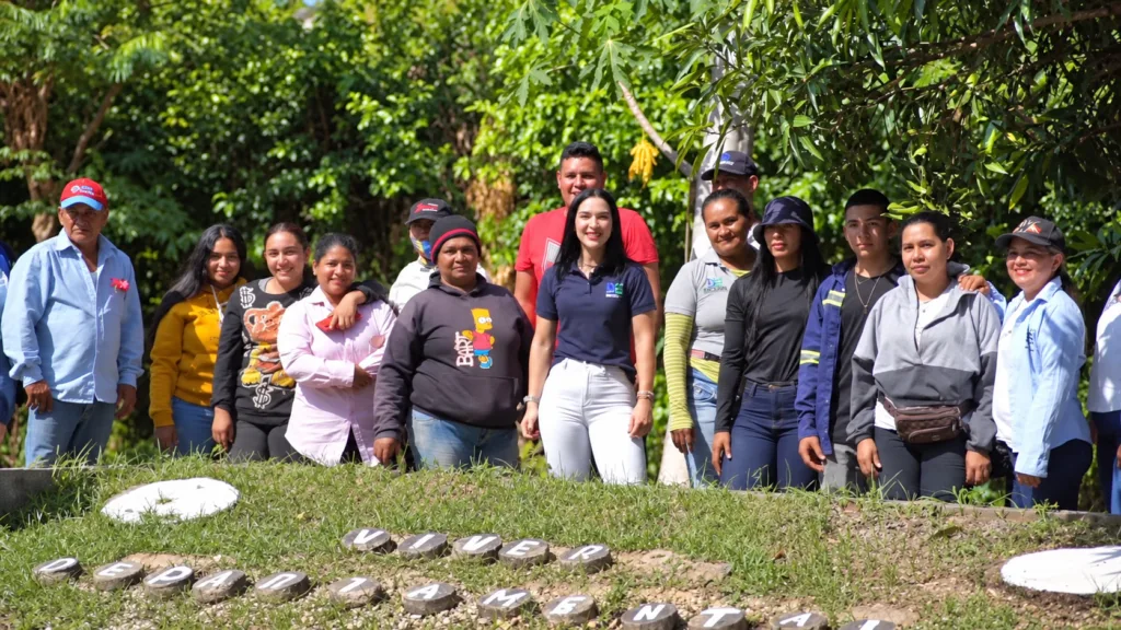 María Isabel Gutiérrez junto al equipo del vivero departamental del Cesar, proyecto de la gestión de Idecesar.