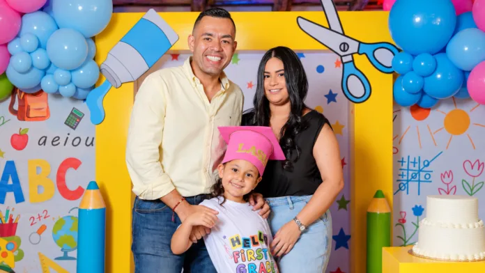 Fabio Torres junto a su esposa, María Fernanda Martínez, y su hija durante una celebración familiar.