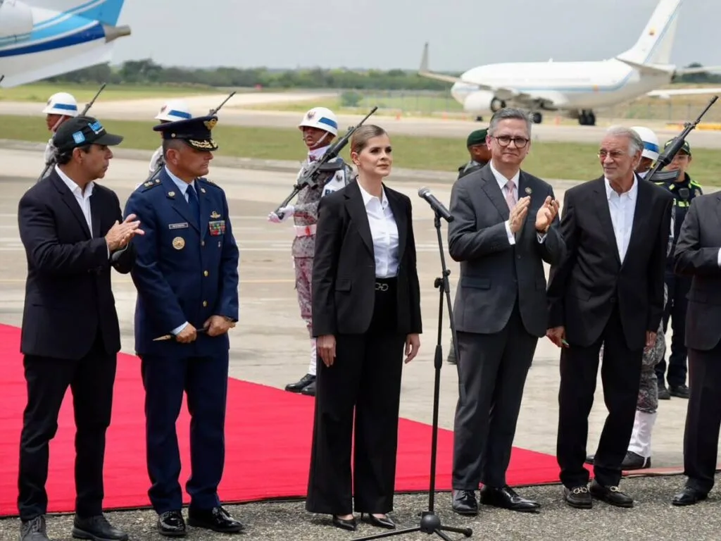 Laura Fernández durante su llegada oficial a Barranquilla para reunión bilateral
