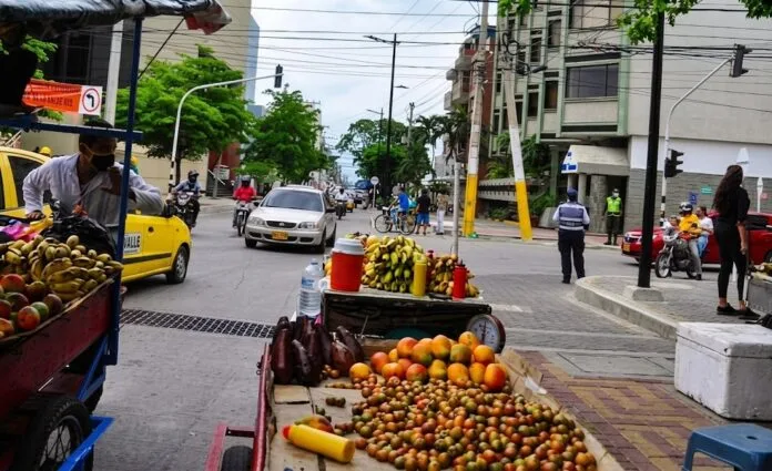 Puestos de venta informal de frutas en una calle del centro de Valledupar