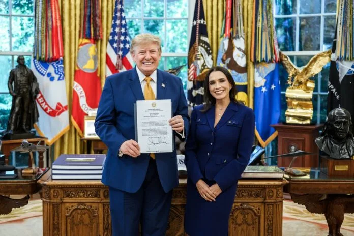 María Consuelo Araújo presenta credenciales a Donald Trump en la Casa Blanca