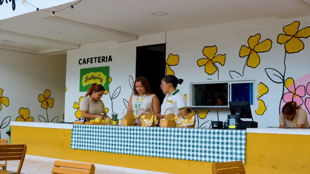Emprendedoras trabajan en una cafetería vinculada a los espacios de emprendimiento promovidos por Idecesar en el Cesar.