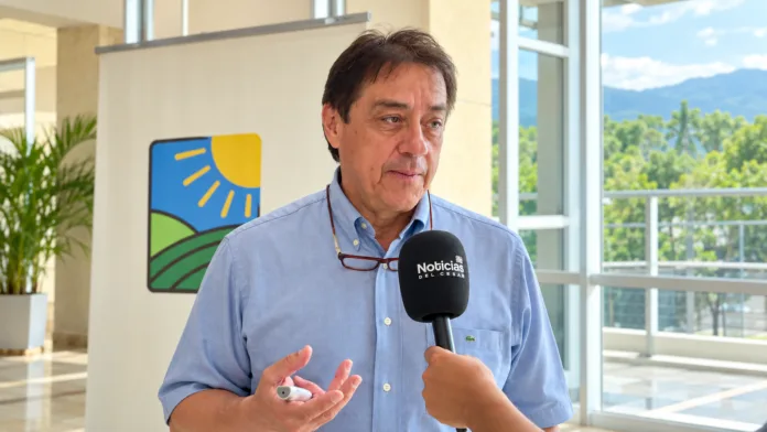 Juan Fernando Valero durante entrevista sobre la preparación de alimento para el ganado en 2027