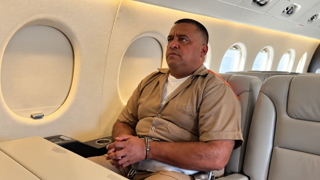 Alias Araña esposado dentro del avión durante su extradición a Estados Unidos