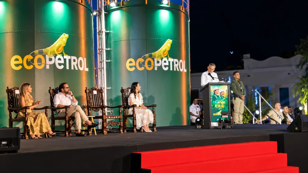Joaquín Gutiérrez habla en la ceremonia de Ecopetrol en Santa Marta, mientras el presidente Abelardo de la Espriella permanece sentado en la tarima.