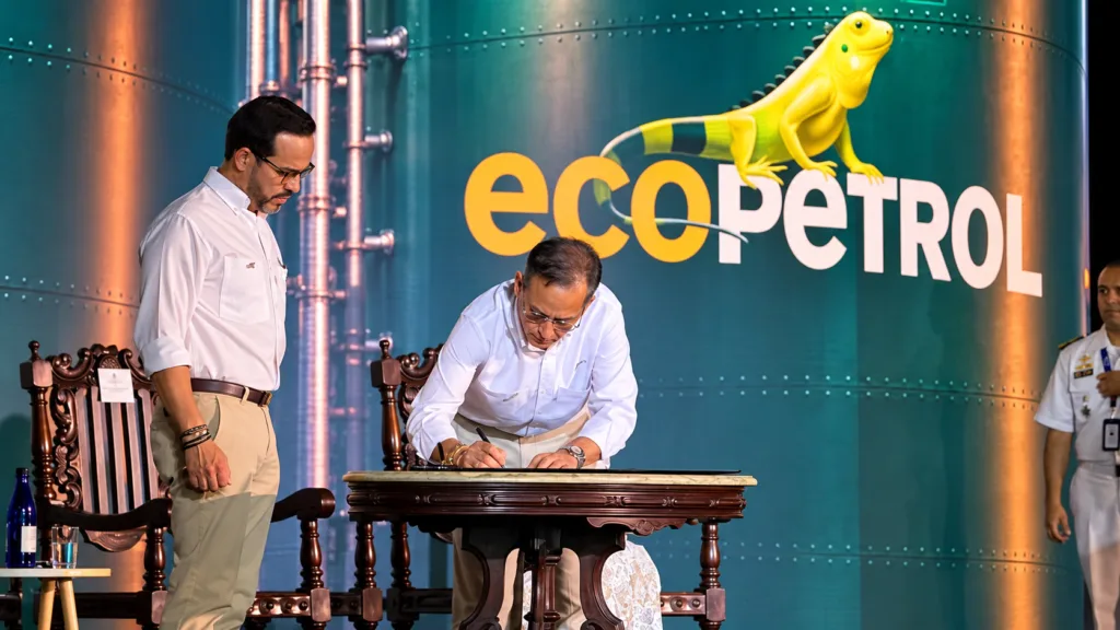 Joaquín Gutiérrez firma durante su posesión como nuevo presidente de Ecopetrol en Santa Marta.