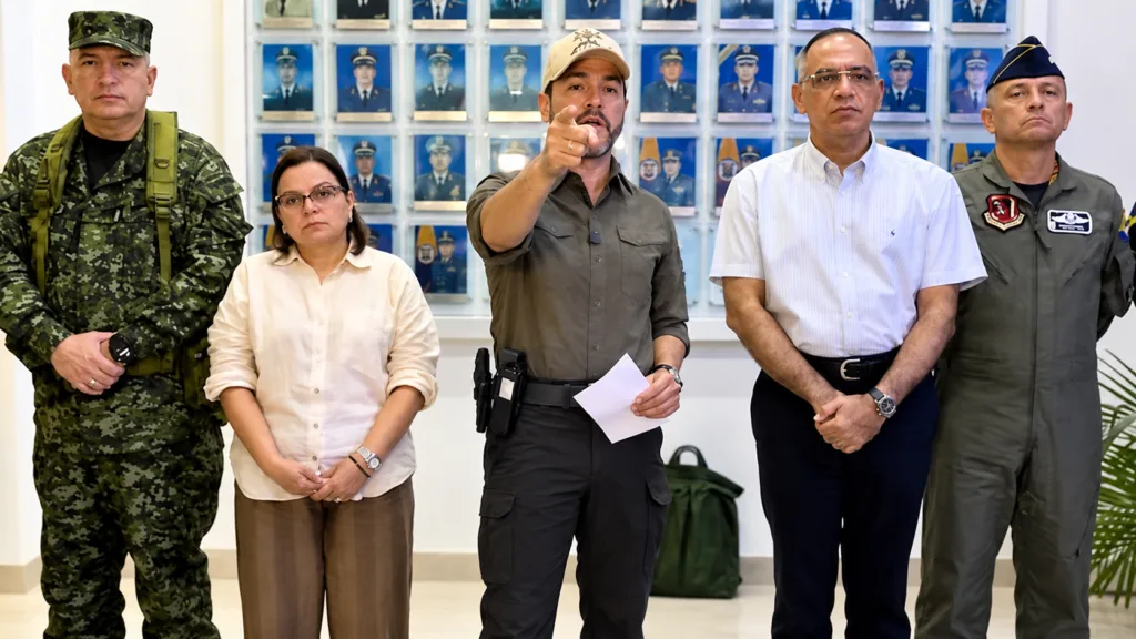 Abelardo De La Espriella aparece con un arma visible en la cintura durante una actividad oficial en Santa Marta.