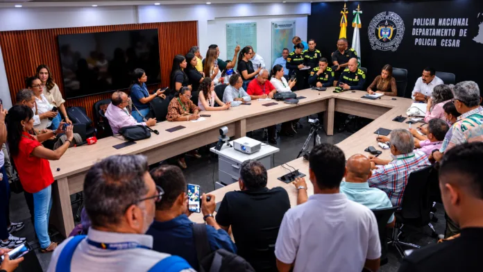 Periodistas y autoridades durante mesa sobre información de seguridad en el Cesar