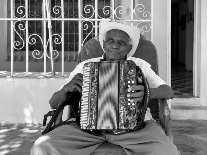 Náfer Durán, Rey Vallenato de 1976, posando con su acordeón