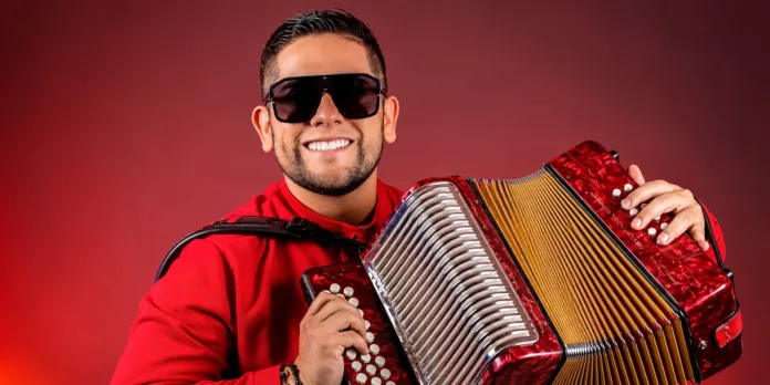 Imagen del acordeonero ‘Checho’ Camargo, utilizada para ilustrar su reaparición después de sufrir un infarto y su mensaje sobre la recuperación y una nueva oportunidad.
