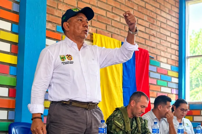 Representante institucional durante reunión comunitaria con autoridades en el Cesar
