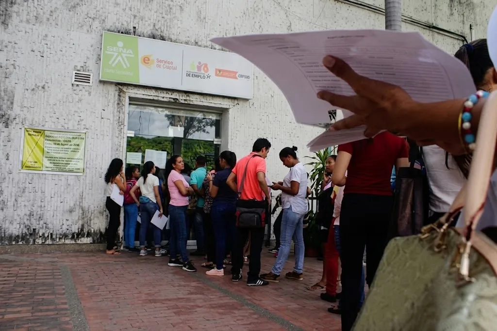 Fotografía de vendedores informales en una zona comercial de Valledupar, utilizada para representar los desafíos de formalización y calidad del empleo en la ciudad.