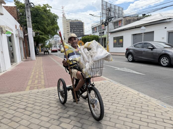 Sixto en Valledupar, el hombre que todos los días llega frente al Banco de la República