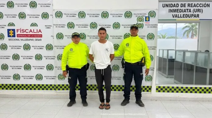 airo David Teherán Cárdenas custodiado por la Policía tras su captura en Valledupar