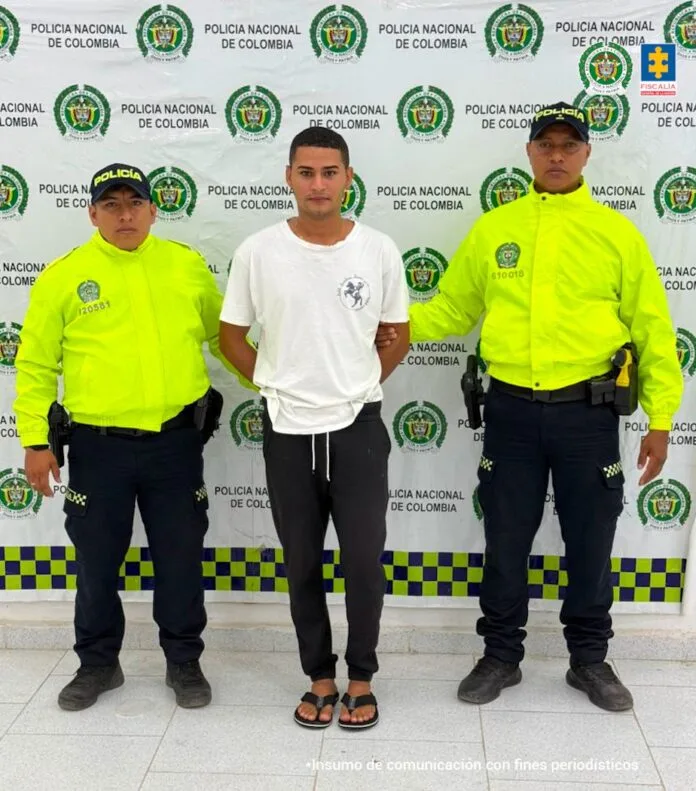 Jairo David Teherán Cárdenas custodiado por la Policía tras su captura en Valledupar
