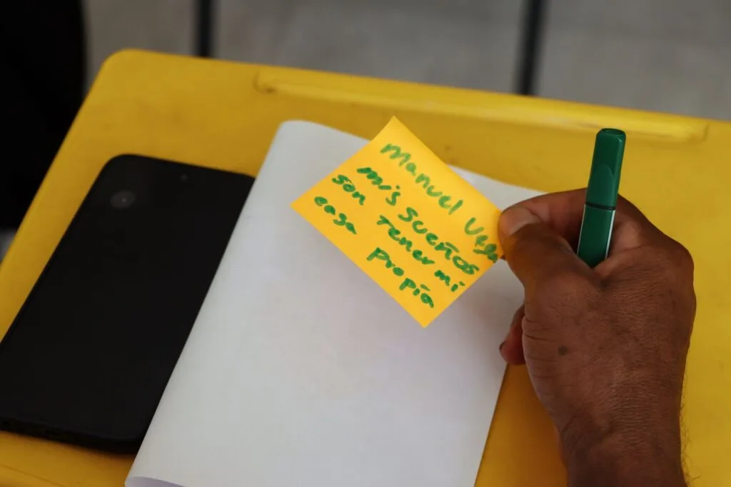 Persona participa en actividad de orientación financiera para víctimas del conflicto en el Cesar