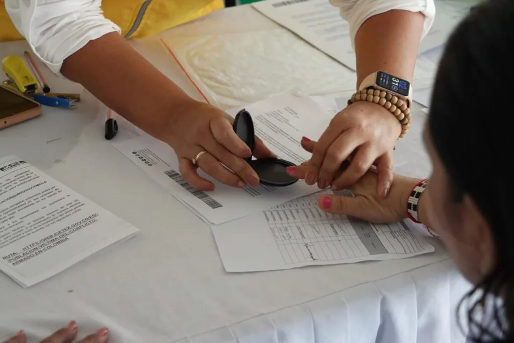 Funcionaria realiza registro y verificación de una beneficiaria durante jornada para víctimas en el Cesar