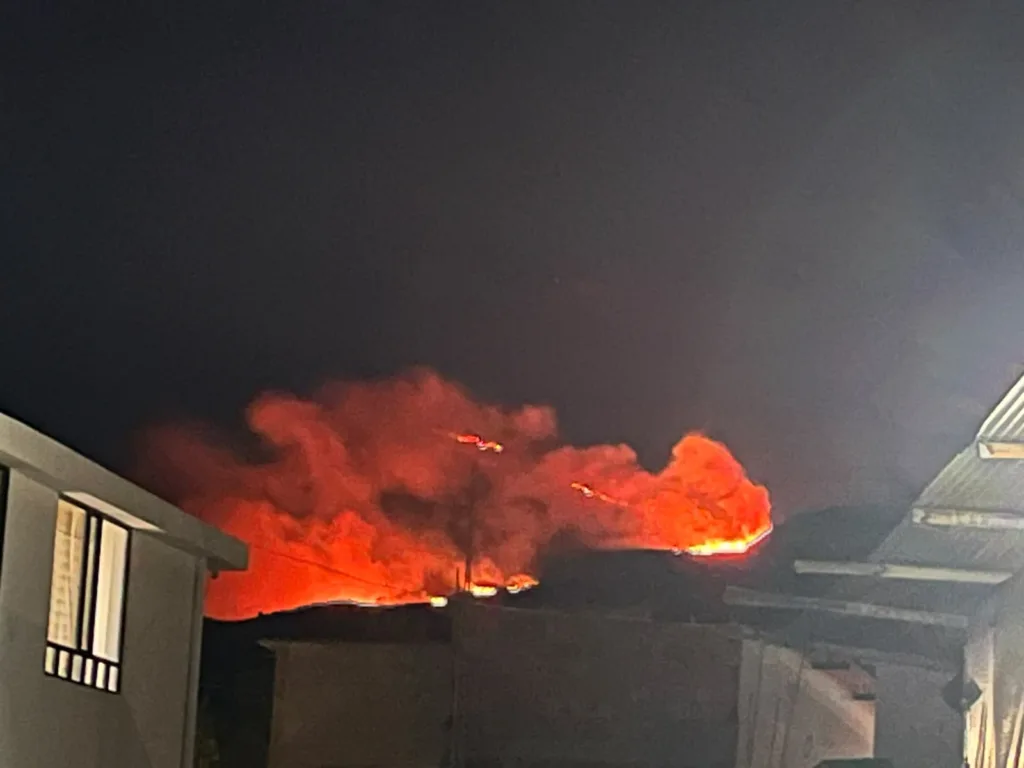 Incendio en Villa de Leyva cerca de viviendas durante la noche