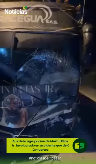 Bus de la agrupación de Martín Elías Jr. con el parabrisas destruido tras un accidente de tránsito en Santander.