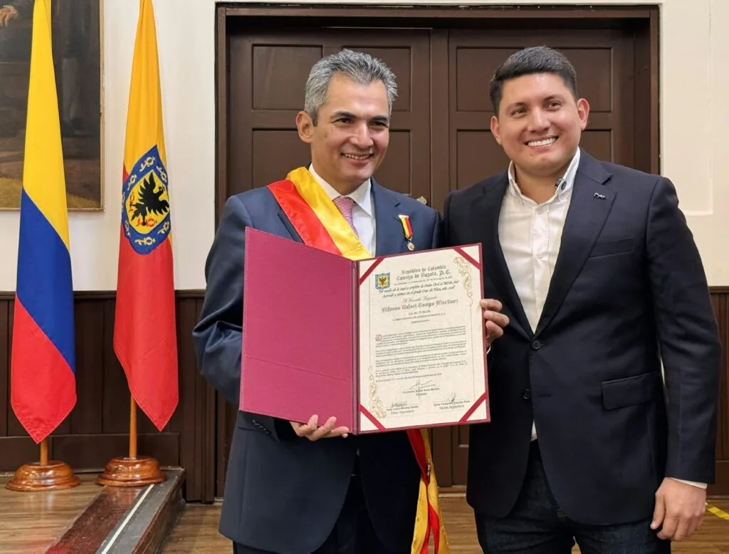 Alfonso Campo Martínez recibe condecoración del Concejo de Bogotá