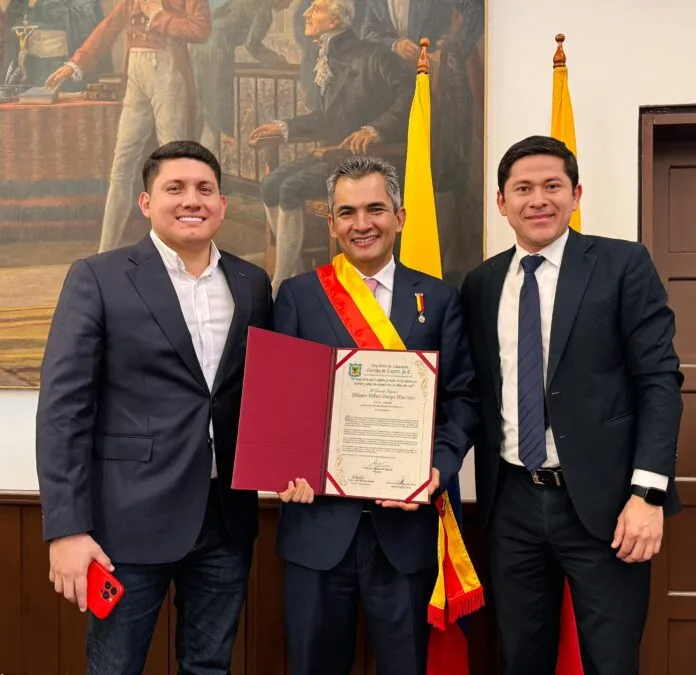 Alfonso Campo Martínez durante ceremonia de reconocimiento en el Concejo de Bogotá