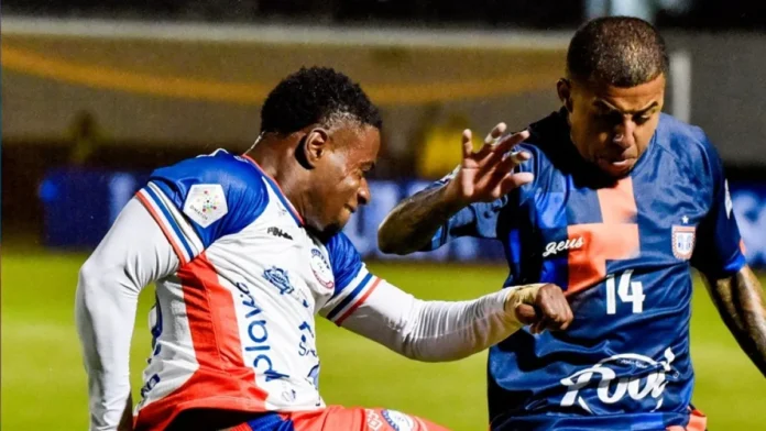 Jugadores de Alianza y Boyacá Chicó disputan el balón durante el partido de Liga BetPlay