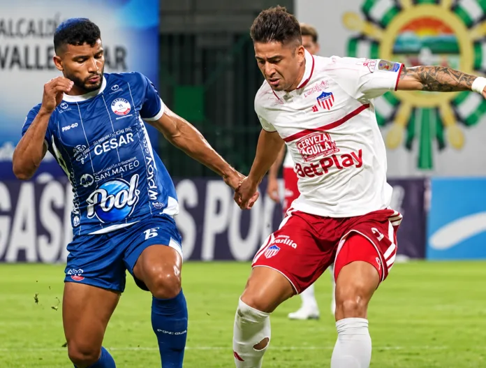 Jugadores de Alianza y Junior disputan el balón durante el partido en Valledupar