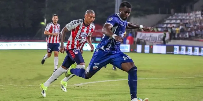 Jugador de Alianza Valledupar disputa el balón con futbolista de Junior durante partido de Liga BetPlay.