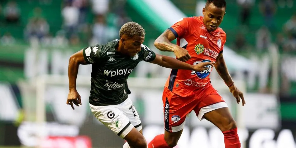 Jugador de Alianza Valledupar disputa el balón durante un partido de la Liga BetPlay.