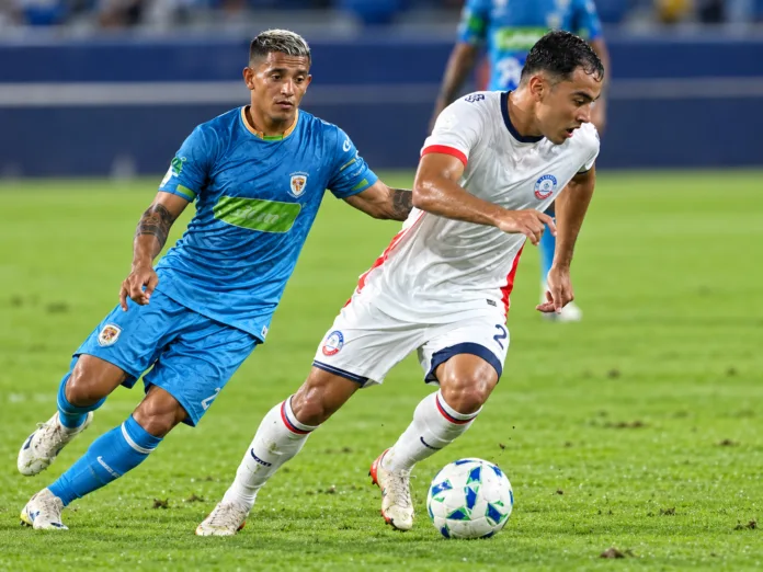 Jugadores de Jaguares y Alianza Valledupar disputan el balón durante un partido de la Liga BetPlay.