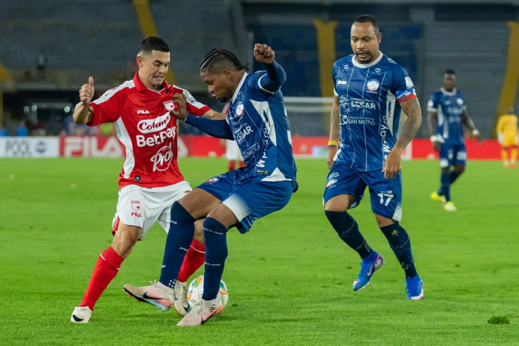 Jugadores de Alianza y Santa Fe disputan el balón durante un partido de Liga BetPlay