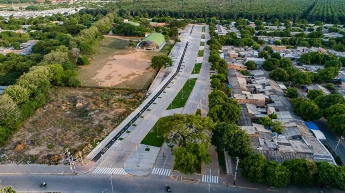Vista aérea de la avenida 450 Años de Valledupar, donde la Alcaldía reforzará controles sobre el espacio público.