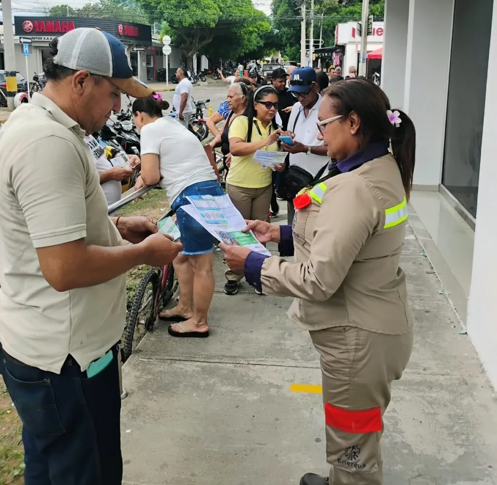 Personal de Energua entrega información sobre los canales de pago de la factura de energía