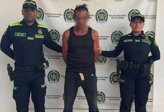 Hombre capturado por abuso sexual en El Paso, Cesar, junto a uniformados de la Policía