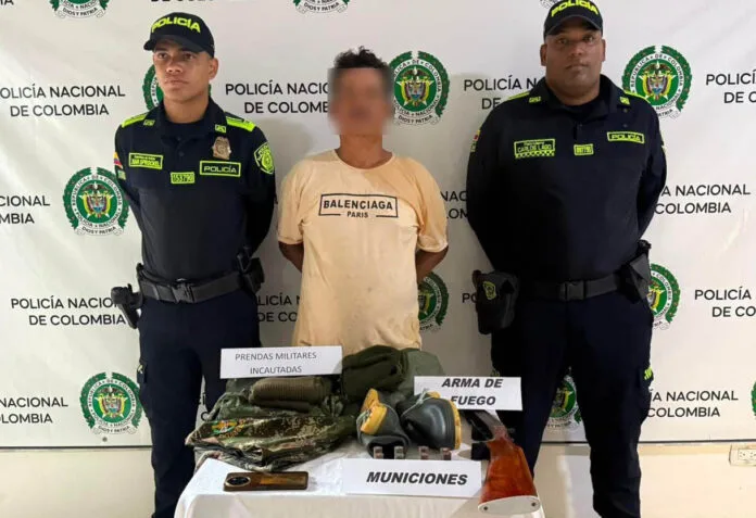 Hombre capturado por la Policía junto a arma de fuego, municiones y prendas militares incautadas