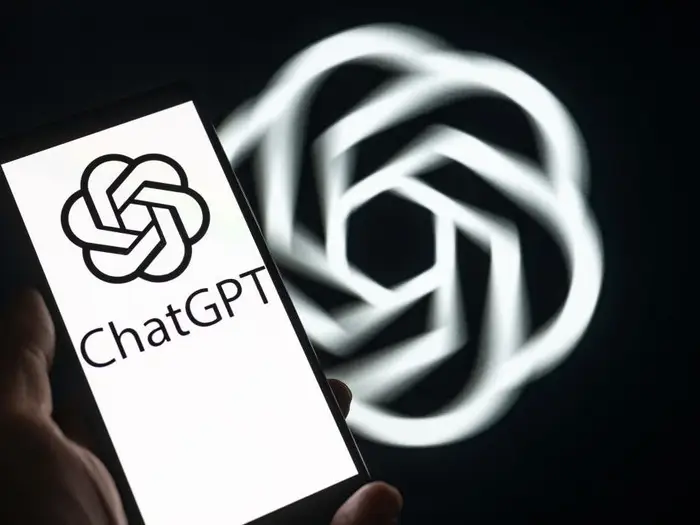 ChatGPT como ejemplo de inteligencia artificial que utiliza centros de datos para procesar consultas.