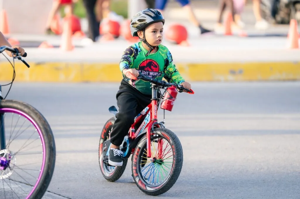 Niño en bicicleta durante una jornada recreativa en Valledupar