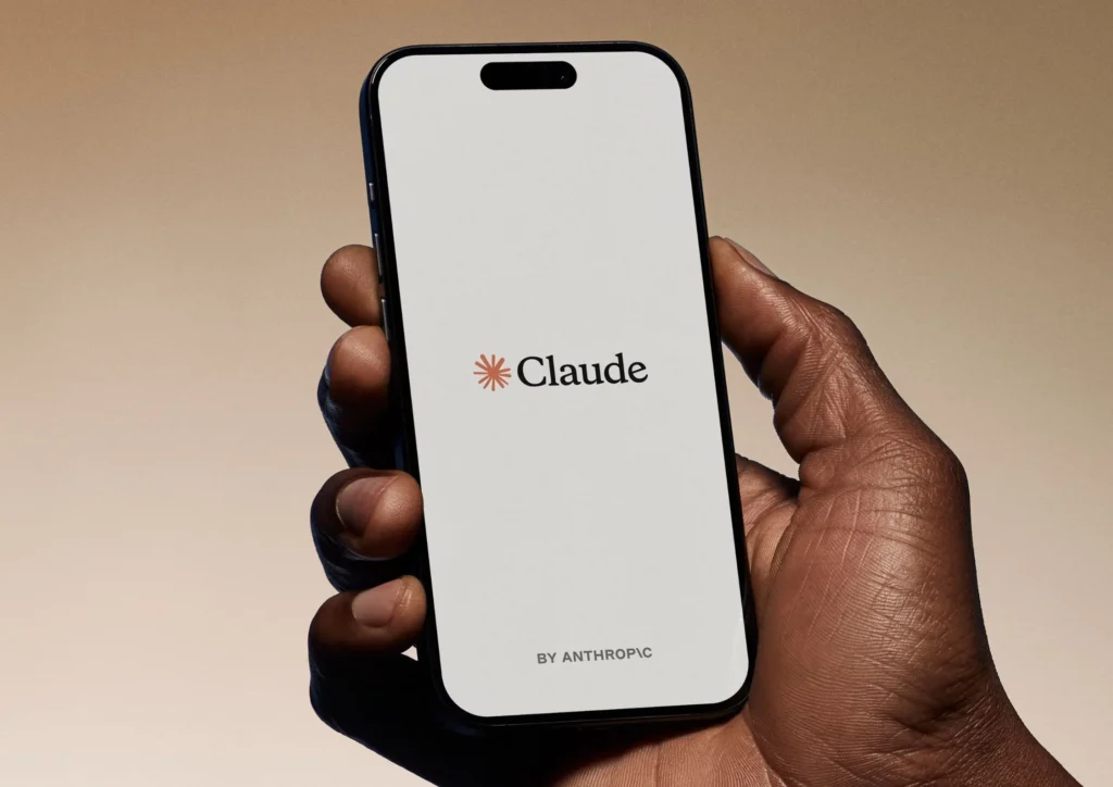 Aplicación de Claude en un celular como ejemplo del uso cotidiano de inteligencia artificial.
