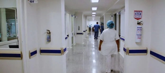 Pasillo de una clínica privada del Cesar en medio de la crisis por deudas de las EPS.